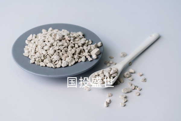 沸石礦床分類：內生沸石礦床和外生沸石礦床