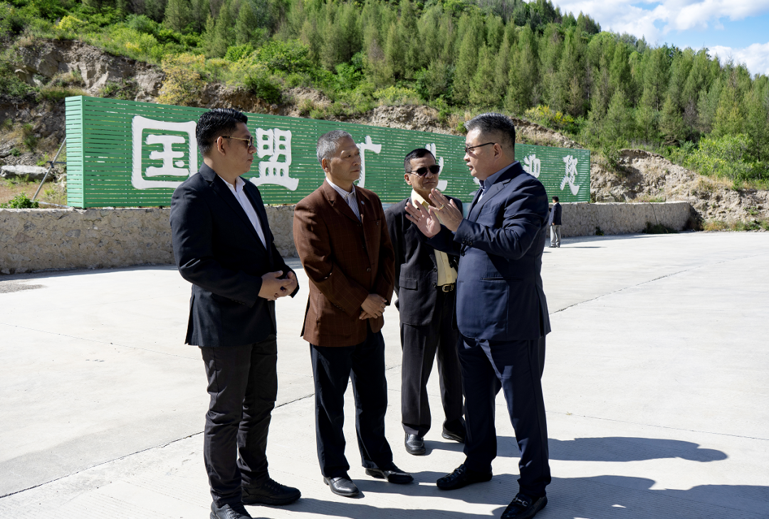 泰國SCG集團一行在公司董事長劉嚴蓬等高管陪同下，先后參觀考察了國投盛世旗下沸石礦及沸石環保新材料生產線，詳細了解到集團旗下礦山、生產車間的總體功能布局、生產工藝流程等。同時，在參觀考察過程中，公司董事長劉嚴蓬為丹納諾特·圖尼亞蓬派邦先生等人陸續介紹了沸石項目產業規劃、布局、建設進展與生產情況，讓考察團充分了解到國投盛世在全球沸石行業的頭部實力，為后續深入合作奠定了扎實基礎。