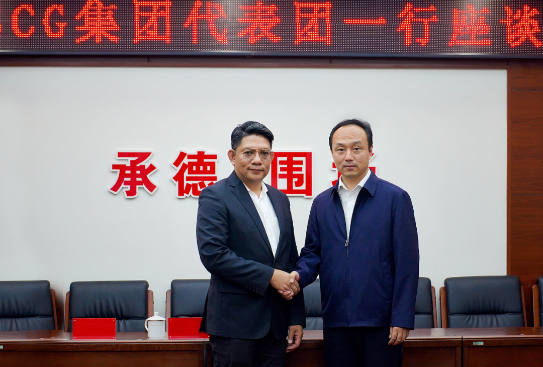 ▲圍場縣縣委書記劉洋（右）與SCG集團總裁丹納諾特·圖尼亞蓬派邦先生（左）合影