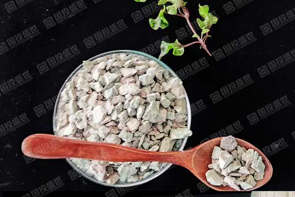 沸石為何能處理水中的水藻？